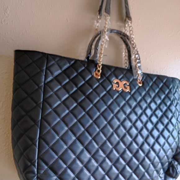 Gilda Paris Chic Black Quilted Tote with Gold Chain Accents - Picture 9 of 14